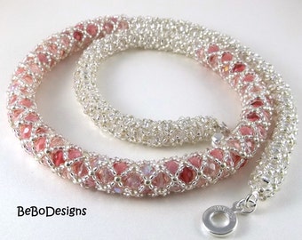 Collar de cuentas tejidas a mano: cristal checo rosa y cuentas de semillas plateadas