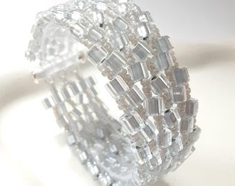 Pulsera hecha a mano con cuentas cuadradas grises y puntada de espiga