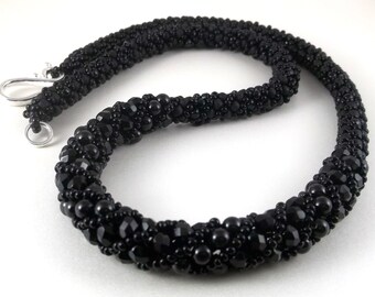 Collar en espiral tejido a mano con cuentas de semillas y pulido al fuego checo negro azabache