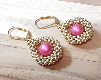 Pendientes de cuentas de semillas tejidas a mano en forma de lágrima dorada con perla rosa morera de Swarovski