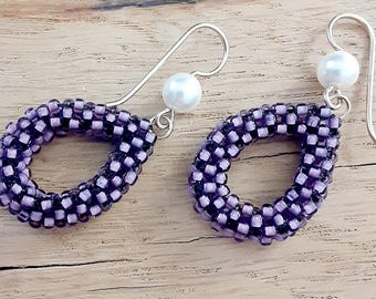 Pendientes de cuentas tejidas en forma de lágrima con perla blanca y alambres rellenos de oro.