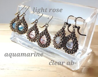 Pendientes de cuentas de semillas en forma de lágrima tejidos a mano con cristales de Swarovski CRAW