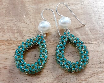 Pendientes de cuentas tejidas en forma de lágrima con perla de vidrio blanca y alambres de plata esterlina.