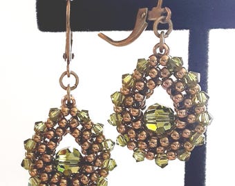 Pendientes CRAW con cuentas de semillas y cristales de Swarovski en verde olivino