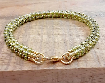 Pulsera de espiga cosida a mano con cuentas de semillas de té verde y oro
