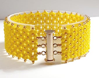 Brazalete de cuentas de semillas tejido a mano con puntada de chenilla en amarillo brillante y soleado