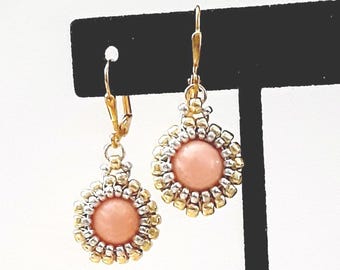 Pendientes de perlas de coral rosa Swarovski tejidas a mano con cuentas de semillas de plata y oro