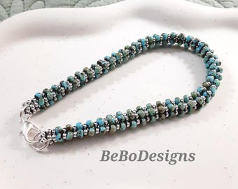 Pulsera de cuentas de semillas tejida a mano en espiga, color azul turquesa Picasso y plata.