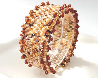 Pulsera ancha de cuentas de semillas marrones y crema con punto peyote, hecha a mano