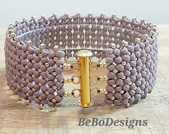 Brazalete de cuentas con puntada de chenilla, cuentas de semillas de lavanda opacas y cierre deslizante en tono dorado