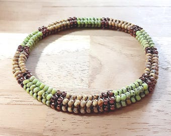 Pulsera de cuentas tejidas a mano: detalles en verde Picasso, marrón y bronce oscuro