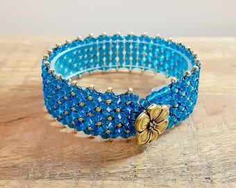 Brazalete de cuentas de semillas turquesas, botón de flor de manzano TierraCast