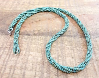 Collar Picasso de cuentas turquesas en espiga retorcida, cosido a mano