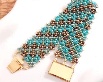 Brazalete de cuentas tejidas en turquesa, marrón metalizado y cierre dorado.