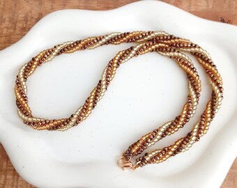 Collar de cuentas de semillas trenzadas en espiga, tejido a mano en bronce, ámbar y marrón