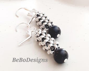 Pendientes lineales de cuentas de semillas CRAW con perlas negras de Swarovski