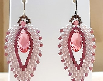 Pendientes de hoja de peyote tejida con cuentas y cristales Swarovski Padparadscha Briolette y Bicone