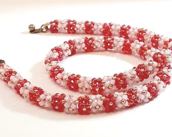 Collar tubular de chenilla con cuentas tejidas en tonos rosa