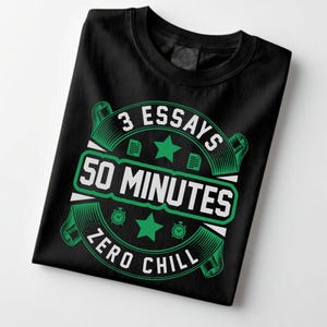 Peut inclure: T-shirt noir avec un motif vert et blanc. Le motif circulaire indique "3 Essays 50 Minutes Zero Chill", avec des étoiles et des icônes de documents. Le t-shirt est plié.
