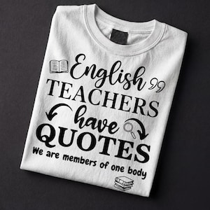 Peut inclure: T-shirt blanc plié avec texte noir : « English TEACHERS have QUOTES We are members of one body ». Le texte comprend des graphiques de livre et de loupe. Col rond.
