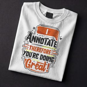 Könnte beinhalten: Weißes Sweatshirt mit Rundhalsausschnitt und dem Text "I Annotate Therefore You're Doing Great!" in Schwarz, Orange und Gelb. Die Grafik ist ein Sprechblasendesign. Das Sweatshirt ist auf einer schwarzen Oberfläche gefaltet.