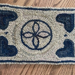 Blue and Tan stoneware colors primitive Style Hooked Rug mat hearts and 4 petal motif