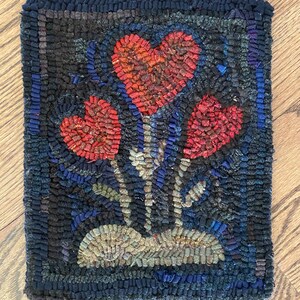 Handmade primitive style hooked rug mat heart flowers