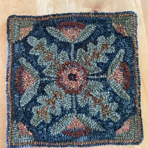 Handmade primitive style hooked rug mat antique floral design