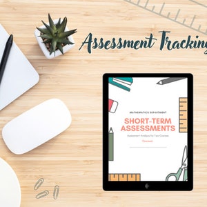 Puede incluir: Una tableta digital muestra "Evaluaciones a corto plazo" con una regla, un lápiz y unas tijeras. Una computadora portátil, un ratón, un bolígrafo, una taza de café y una planta suculenta están en un escritorio de madera. El texto "Seguimiento de la evaluación" está arriba.