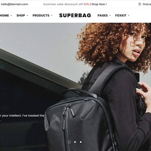 Puede incluir: Una bolsa de deporte negra con un bolsillo frontal con cremallera. La bolsa la lleva una persona con el pelo rizado. El texto "GYM COLLECTION" y "DUFFEL PACK" se muestra en la imagen.