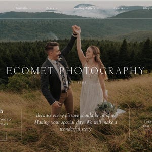 Op de afbeelding: Website homepage voor Ecomet Photography, met een stel dat viert in een veld met een berglandschap. De website bevat navigatie, contactgegevens en een bloglink. De tekst luidt: "Omdat elke foto uniek moet zijn."