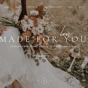 Könnte beinhalten: Eine Website-Homepage mit einer Braut in einem weißen Spitzen-Hochzeitskleid, die einen Blumenstrauß hält. Die Texte "MADE FOR YOU" und "love" sind in eleganten Schriftarten dargestellt. Das Gesamtthema ist romantisch und elegant.