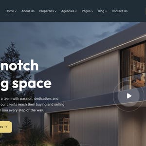 Puede incluir: Una página de inicio de un sitio web para una empresa inmobiliaria llamada "Realar Living Solutions". El sitio web presenta un diseño moderno con una gran imagen de una casa y el texto "Top notch living space". El sitio web también incluye una llamada a la acción para "Explorar propiedades".