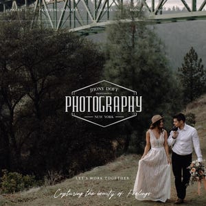 Könnte beinhalten: Eine Website-Homepage mit einem Paar, das auf einem Pfad geht, mit einer Brücke im Hintergrund. Das Website-Logo lautet "JHONY DOFF PHOTOGRAPHY NEW YORK". Der Slogan "Capturing the beauty of feelings" ist ebenfalls sichtbar.