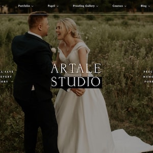 Peut inclure: Un couple dans un champ, la mariée portant une robe de mariée blanche et le marié un costume noir, se souriant. Le texte "ARTALE STUDIO" est au centre de l'image.