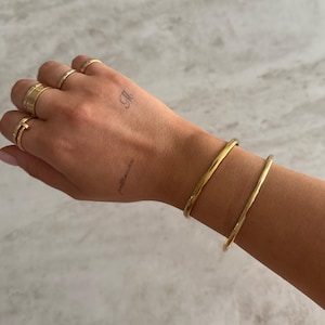 18K ゴールド メッキ バングル、薄くて上品なバングル、クリック クラスプ留め、防水ブレスレット、4 mm、6 mm、8 mm、リスト スタック、厚手のミディアム サイズのバングル