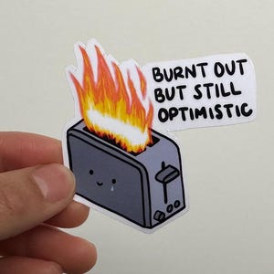 Autocollant drôle brûlé mais toujours optimiste, grille-pain drôle en feu, vie en feu, autocollant vinyle résistant à l'eau laminé brillant découpé