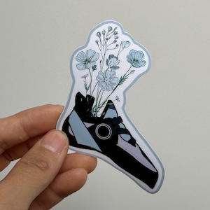 Chausson d'escalade avec fleurs bleu clair, autocollant en vinyle résistant à l'eau, laminé brillant, découpé avec des matrices