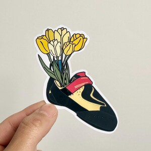 Chausson d'escalade avec fleurs de tulipes jaunes épanouies, autocollant en vinyle résistant à l'eau, laminé brillant, découpé à l'emporte-pièce