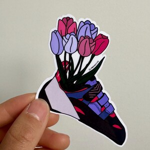 Chausson d'escalade avec fleurs de tulipes roses et violettes épanouies, autocollant en vinyle résistant à l'eau, laminé brillant et découpé