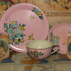 1937 "Pink Bird" Three Piece Tin Toy Tea Set Place Setting