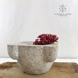 Antiker Steinmörser, von Hand gemeiselt, Apothekerwerkzeug aus dem 19. Jahrhundert, französisches rustikales Bauernhausdekor, Shabby Chic