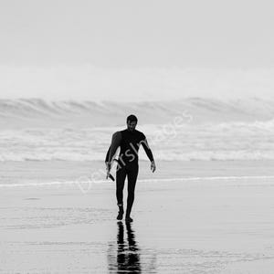 Surfista solitario – Stampa fotografica in bianco e nero della spiaggia / Huntington Beach 16x24