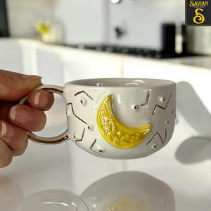 Taza de cerámica con el zodíaco y la luna pintada en oro de 24 quilates: regalo único hecho a mano para los amantes de la astrología. Taza de cerámica hecha a mano con el zodíaco y la luna.