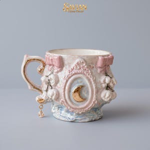 Handgemaakte Keramische Mok met Maansikkel, 24K Goud, Roze Strik en Gouden Oor, 200 ml