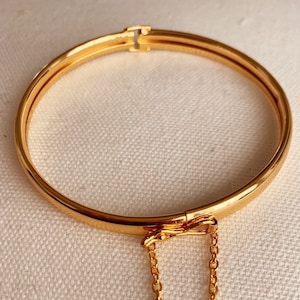Bangle with chain clearance