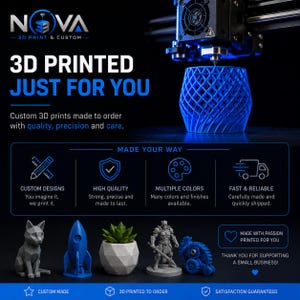 Peut inclure: Une buse d'imprimante 3D créant un objet bleu en treillis. Le texte indique : NOVA 3D PRINT & CUSTOM, 3D PRINTED JUST FOR YOU, MADE YOUR WAY, CUSTOM DESIGNS, HIGH QUALITY, MULTIPLE COLORS, FAST & RELIABLE, MADE WITH PASSION PRINTED FOR YOU, THANK YOU.
