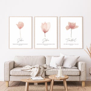 Könnte beinhalten: Drei minimalistische Kunstdrucke mit rosafarbenen Blumenillustrationen und arabischer Kalligraphie. Die Drucke zeigen die Wörter "Sabr", "Shukr" und "Tawakkul" mit entsprechenden Zitaten in englischer Sprache.