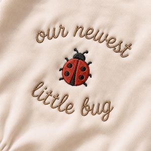 Vår nyaste lilla bugg babysparkdräkt, broderad nyckelpiga babyoutfit, present till nyfödd, babyshowerpresent, babysparkdräkt till flicka