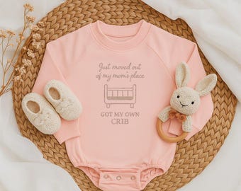 Me acabo de mudar de casa de mi mamá y tengo mi propio mameluco para cuna. Un divertido atuendo para recién nacido. Un bonito atuendo para anunciar el nacimiento. Un regalo para baby shower.